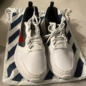 Men’s White Nike tennis shoes